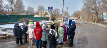 Воспитанники разновозрастной группы от 5 до 7 лет детсада "Родничок" совершили экскурсию на тему: «Дорожные знаки на наших улицах»