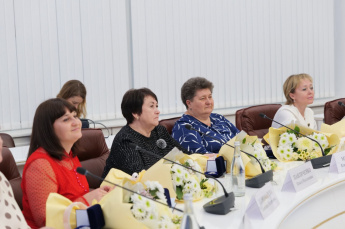 В региональном Правительстве прошло торжественное мероприятие, посвященное Дню матери. Губернатор Роман Бусаргин отметил заслуги женщин в воспитании детей
