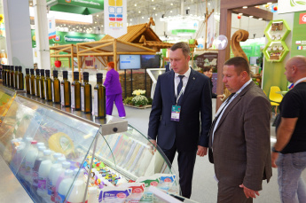 Сегодня вместе с саратовскими сельхозтоваропроизводителями Губернатор Саратовской области работает на XXVII Российской агропромышленной выставке «Золотая осень - 2025»