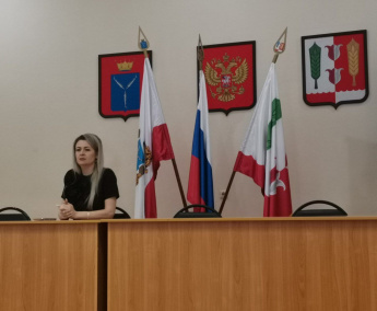 Руководитель аппарата администрации района Наталья Безгубова поздравила коллег с праздником