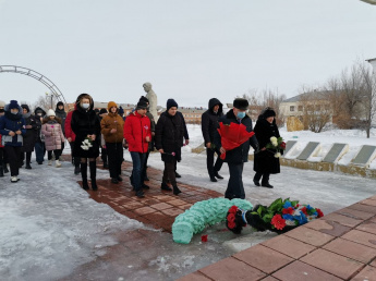 В поселке Горный к Обелиску воинам-землякам возложили цветы