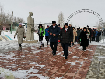 У обелиска воинам-землякам состоялся митинг с возложением цветов