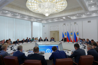 Губернатор Роман Бусаргин провел постоянно действующее совещание с зампредами и министрами Правительства области, а также главами районов.