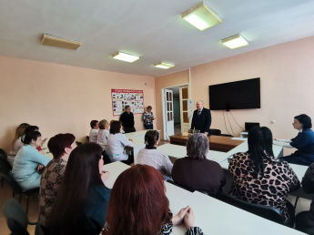 В преддверии 8 Марта глава Краснопартизанского района Юрий Бодров поздравил сотрудников районной больницы с праздником