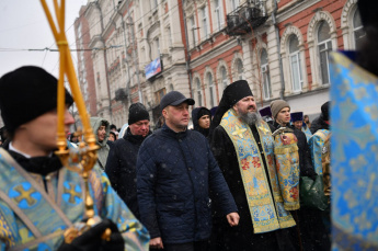 Сегодня, в День народного единства и празднования в честь Казанской иконы Божией Матери, в Саратове прошел традиционный большой Крестный ход