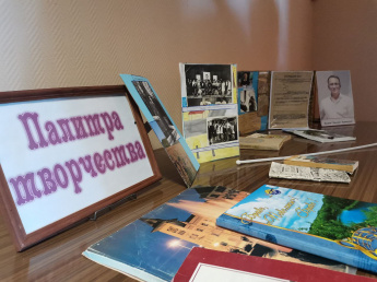 В фойе администрации района организована и проведена экскурсия по выставке "Палитра талантов"