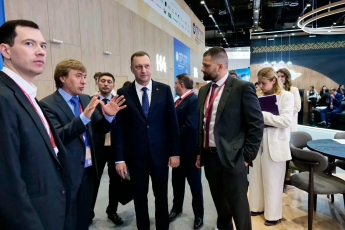 Губернатор Роман Бусаргин на Петербургском международном экономическом форуме встретился с руководителем Федерального агентства по делам молодежи Григорием Гуровым