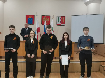 В ходе постоянно действующего совещания учащиеся средней школы поселка Горный организовали и провели патриотическую акцию "Блокадный хлеб", посвященную 81-й годовщине освобождения города - Героя Ленинграда
