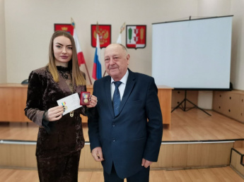 Выпускники средней школы поселка Петровский Родионова Дарина и средней школы поселка Горный Руднева Анна удостоены Почетных знаков Губернатора Саратовской области "За отличие в учёбе"