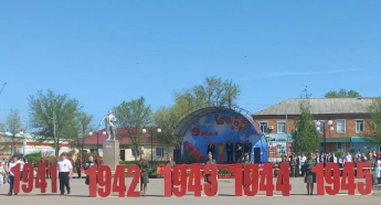 На Центральной площади поселка Горный состоялась акция "Победа в сердце каждого живет"