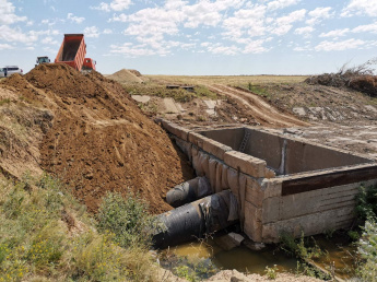 Заполнение водой озера Круглое в селе Раздольное 