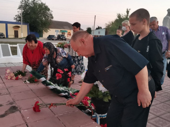 В поселке Горный в День памяти и скорби зажгли #свечипамяти