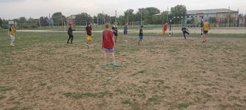 Юные любители спорта из поселка Горный продолжают тренировки по мини-футболу 