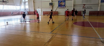 В спортивно-оздоровительном комплексе "Степняк" в рамках проекта "Дворовый тренер" состоялось занятие по мини-футболу