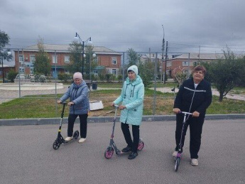В Краснопартизанском районе активные граждане старшего поколения осваивают технику езды на самокатах