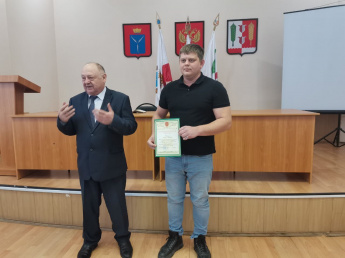 В рамках постоянно действующего совещания Благодарственным письмом главы Краснопартизанского района отмечен житель поселка Горный Сиряк Андрей, спасший утопающего