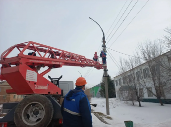 В поселке Горный продолжаются работы по устройству уличного освещения и замене светильников