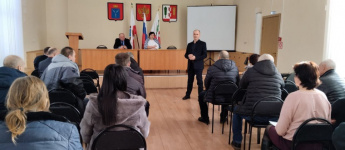 В зале заседаний администрации прошло рабочее совещание с сельхозтоваропроизводителями района
