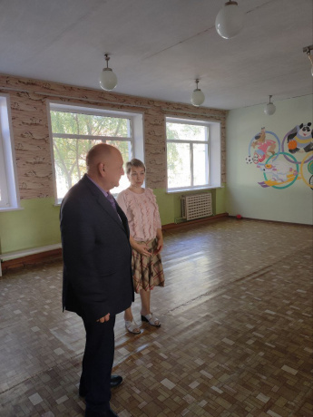 Глава Краснопартизанского района осмотрел ход ремонтных работ в детском саду "Солнышко"