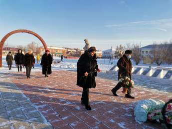 В День Неизвестного солдата - почтить память о воинах. павших в годы Великой Отечественной войны