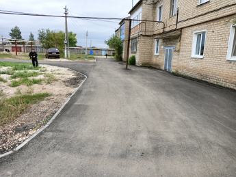 В рамках работы платформы обратной связи в администрацию района поступила информация от жителя поселка Горный о скоплении мусора после завершения работ по благоустройству