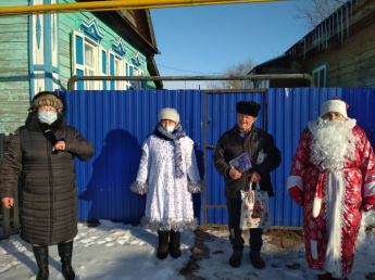 Вдовам участников Великой Отечественной войны, труженикам тыла - новогодние подарки