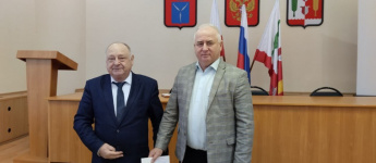 Сотрудников администрации поздравили с днем рождения
