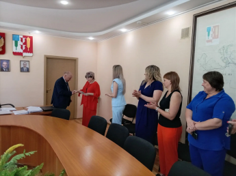 Глава района Юрий Бодров поздравил с юбилеем Симонову Наталью Хатыловну