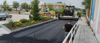 Продолжается ремонт Центральной площади поселка Горный