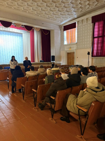 Глава Краснопартизанского района продолжает встречаться с жителями района. Сегодня был в поселке Петровский