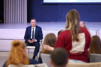 Губернатор Роман Бусаргин встретился с командой, представившей Саратовскую область на Международном фестивале молодежи