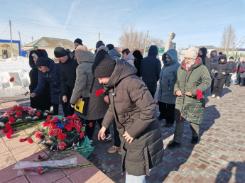 К Обелиску воинам-землякам, павшим в годы Великой Отечественной войны, к обелиску погибшим воинам-интернационалистам и погибшим участникам специальной военной операции на Центральной площади поселка Горный жители Краснопартизанского района возложили цветы